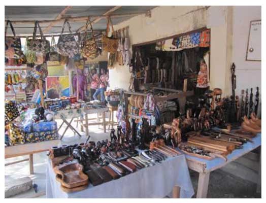  DES INSTRUMENTS DE MUSIQUE ET DE COMMUNICATION EXPOSES