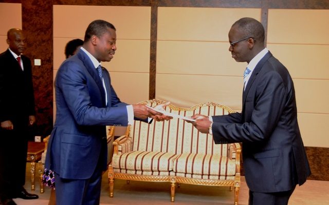  Cinq nouveaux ambassadeurs présentent leurs lettres de créance au Président de la République
