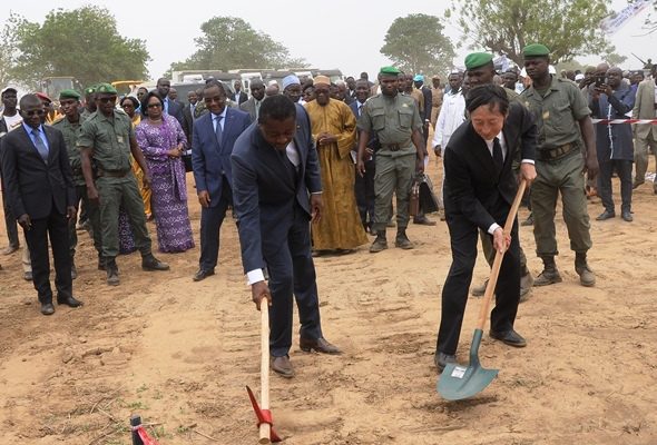  Construction de deux ponts sur la nationale n°17 : Le chef de l’Etat a donné les premiers coups de pioche à Koumongou Vendredi