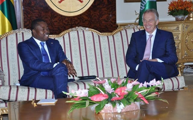  En visite au Togo, l’ancien Premier ministre britannique Tony Blair félicite le président Faure Gnassingbé pour son leadership