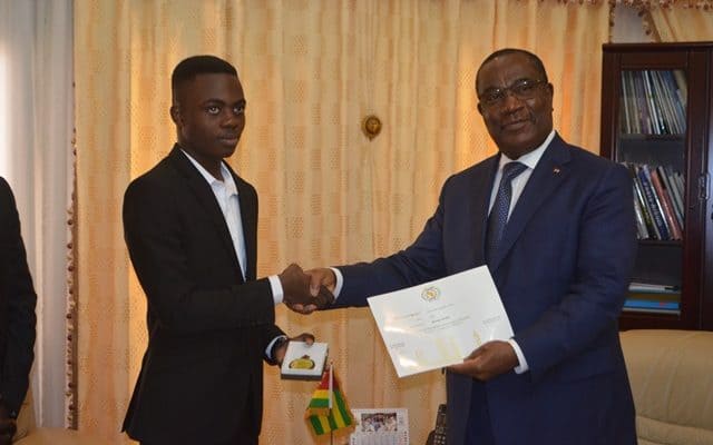  Premier ministre félicite les médaillés de bronze aux olympiades africaines de mathématiques à Rabat