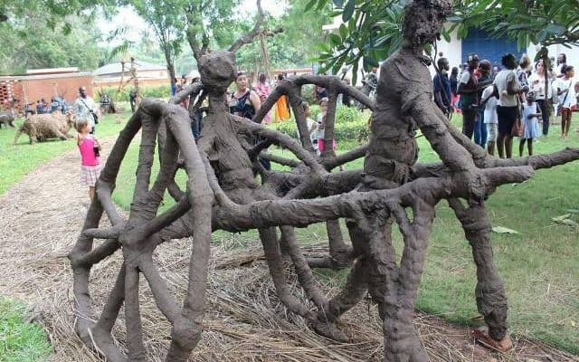  Exposition : L’artiste plasticien Aké O’lokan redonne vie aux pailles  à L’Institut Français de Lomé
