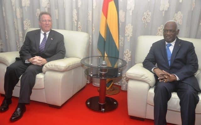  A l’Assemblée nationale : L’ambassadeur des Etats-Unis au Togo, M. David Gilmour reçu par M. Dama Dramani