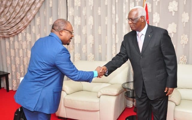  Le  président de l’Assemblée  nationale Dama  Dramani  échange avec le  secrétaire  général du CAMES, Pr. Bertrand Mbatchi