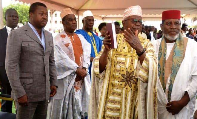  Célébration de l’Aïd El Kebir : Après avoir assisté à la grande prière le chef  de l’Etat fait don de 1300 exemplaires du Coran à la Communauté musulmane du Togo