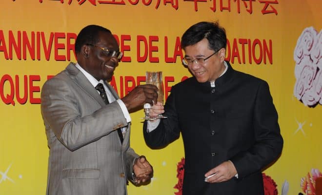  L’ambassadeur Chao Weidong offre une réception à l’occasion du 69ème anniversaire de la fondation de la République populaire de Chine