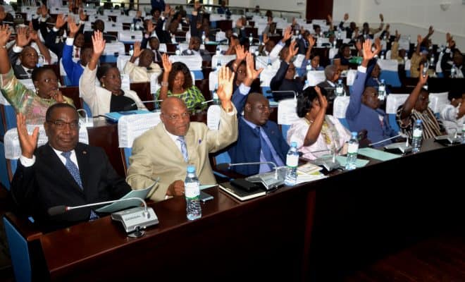  A l’Assemblée nationale :  L’article 9 originelle du règlement intérieur rétablit et la course à la présidence ouverte