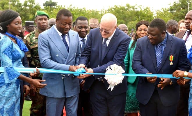  Faure Essozimna Gnassingbé inaugure l’usine de production de jus d’ananas à Gbatopé dans le  Zio.