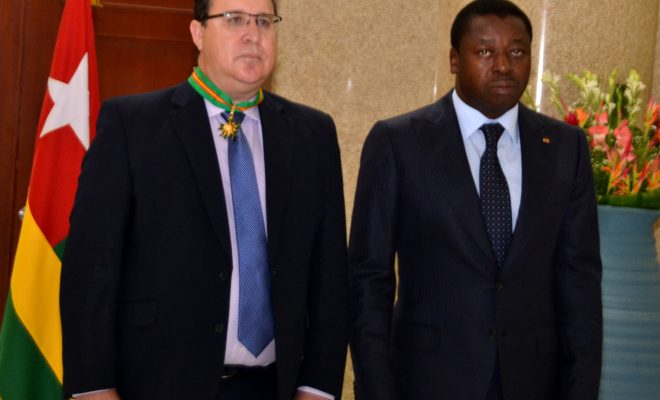  Le chef de l’Etat  fait de Pierre Laporte Commandeur de l’Ordre National du Mérite