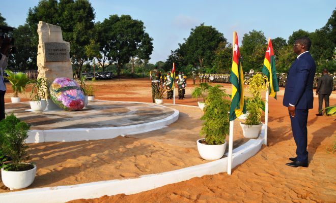  Dépôt de gerbe de fleurs à la place des Martyrs  à Lomé pour honorer la mémoire des victimes  du 23 septembre 1986