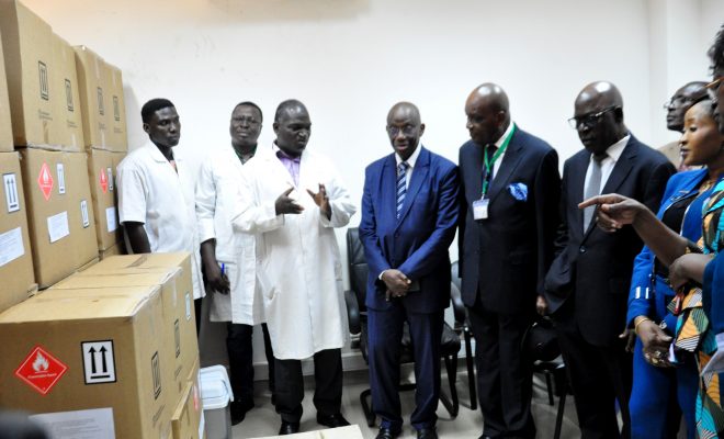  Le président de la CENI, M. Tchambakou Ayassor réceptionne l’encre indélébile