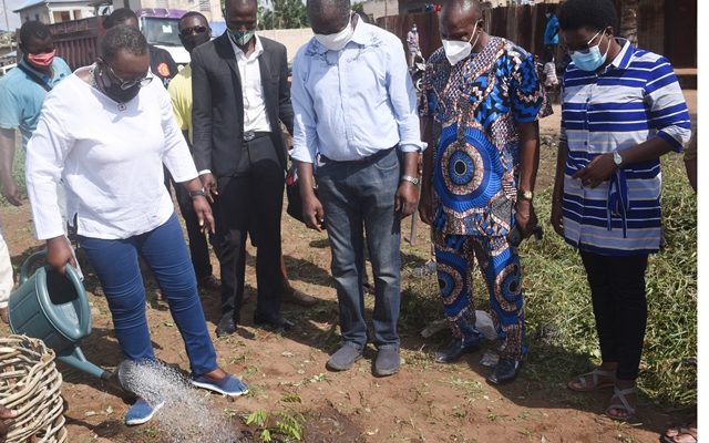  La ministre en charge du Développement à la Base a  visité  les  sites d’assainissement  du Grand-Lomé
