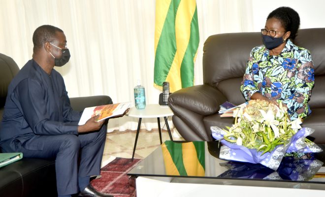  Mme Victoire Tomégah-Dogbé  reçoit le président Afrique de l’ONG Aide et Action M. Koffi Adjimon