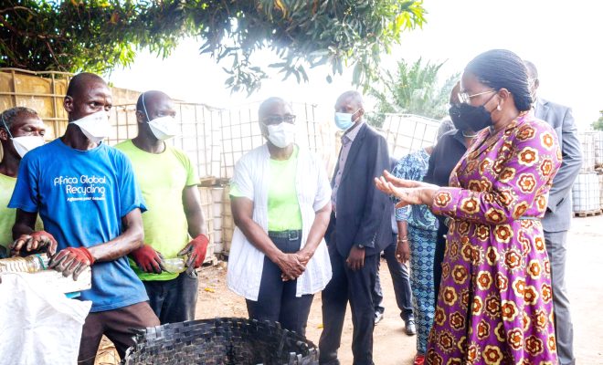  Le Premier ministre Victoire Tomégah-Dogbé  visite le site d’Africa global recycling