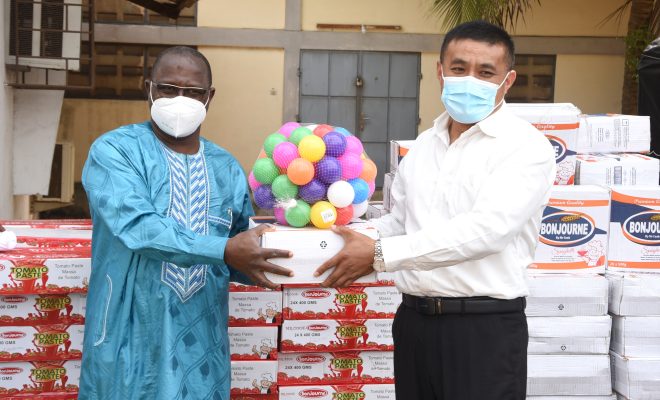  L’ambassade et la Communauté chinoises au Togo offrent des vivres et non vivres aux enfants vulnérables
