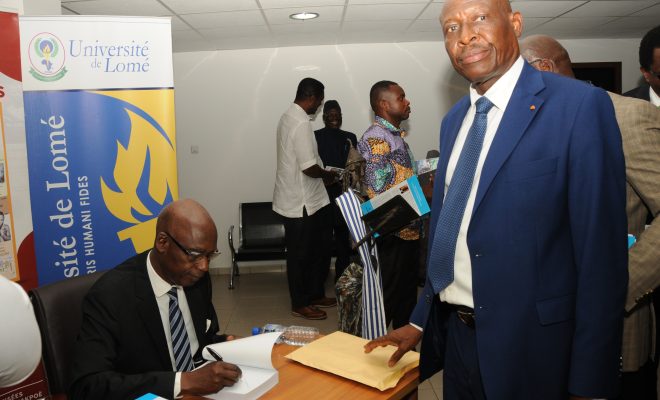  Le Pr Palouki Thierry Massina signe son ouvrage « Droit constitutionnel et institutions politiques togolais »