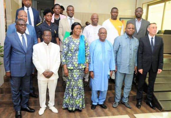 Les officiels et les membres de la commission à l'issue de l'investiture.
