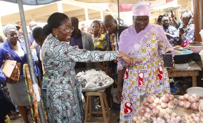 Prime Minister Victoire Tomégah-Dogbé celebrates the day of March 8 with the women sellers of the markets of Greater Lomé – Togo-Presse