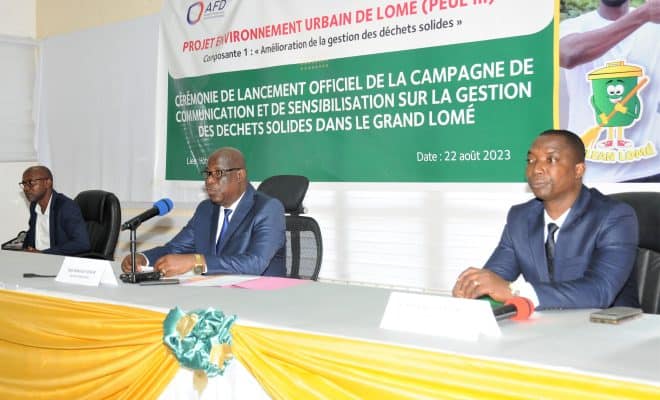 Table d'honneur à l'ouverture de la cérémonie de lancement