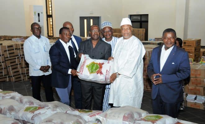  Le chef de l’Etat offre un important lot de fournitures et vivres aux populations vulnérables du Togo