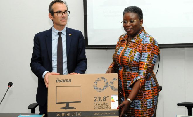  L’ambassade de France offre un lot de matériel aux radios rurales