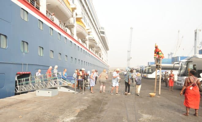  Le bateau de croisière « BOLETTE » en escale au Togo