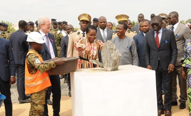  Pose de la première pierre de construction du centre de traitement du cancer au Togo