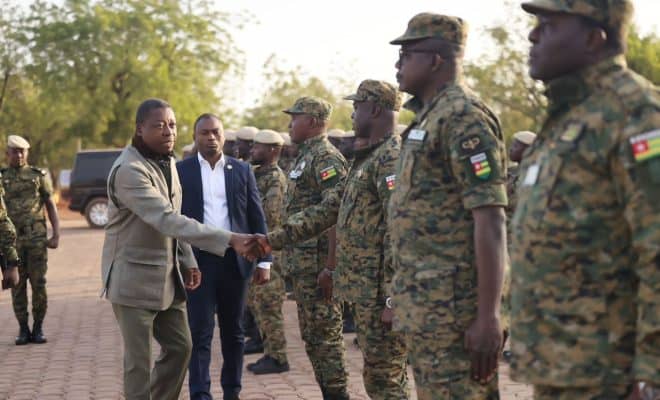  Région des Savanes : Visite surprise du chef de l’Etat pour célébrer la fête de Noël aux côtés des Forces de défense et de sécurité