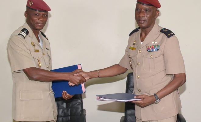  Passation des charges a l’ASAIGE : Le Gal de Brigade Dimini Allaharé passe le témoin au Col Bouwakibé Ali