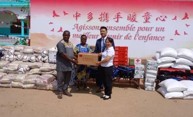  Coopération sino-togolaise : Consultation médicale chinoise gratuite et dons à l’orphelinat Solution