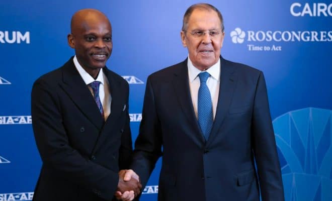  Renforcement des relations russo-togolaises : Le ministre Robert Dussey échange avec Sergueï Lavrov au Caire