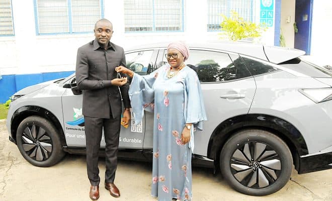  Deux véhicules électriques remis au ministère en charge de l’Environnement et à la mairie Golfe3