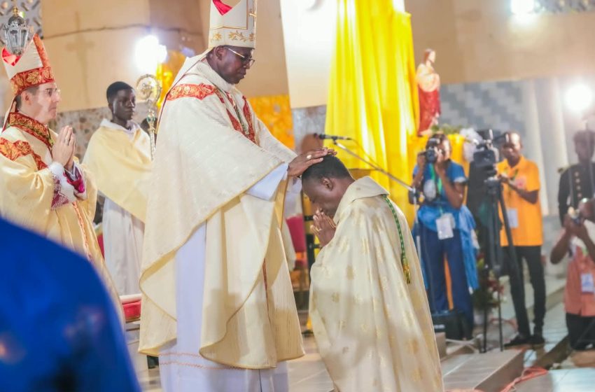  Religion : Mgr Edmond Yawo Amekuse ordonné 3è Evêque de Kpalimé en présence du PA, représentant le Président du Conseil